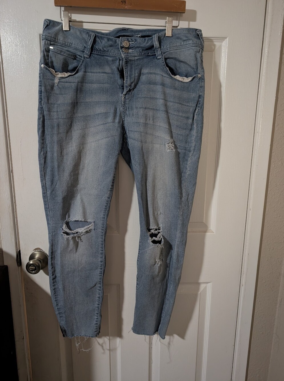 Wallflower Luscious Curvy Fit Distressed Ankle Jeans Women's Size 17 Stretch